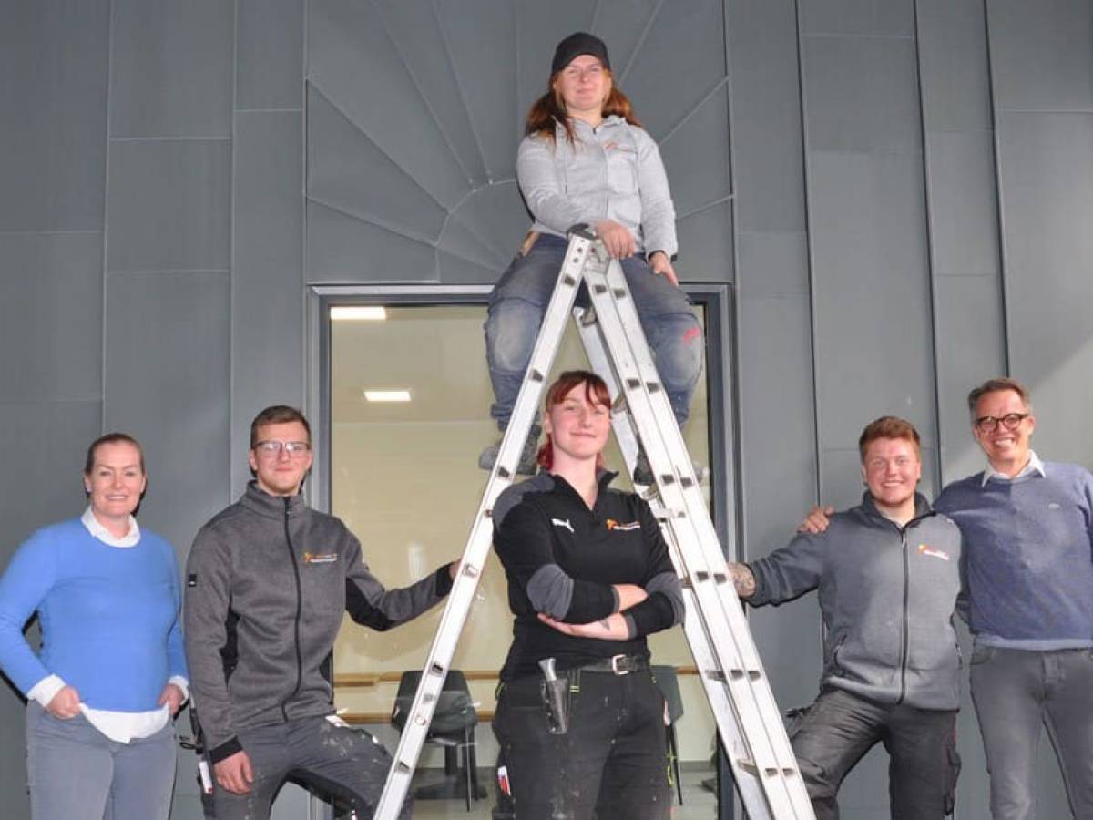 Große Handwerkskunst an der Wand zum Aufenthaltsraum